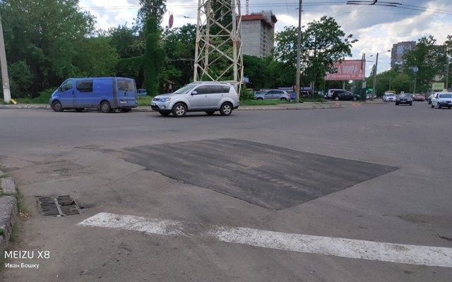 Спустя три месяца злополучную яму у одесского рынка залатали (ФОТО) Фото № 0 Спустя три месяца злополучную яму у одесского рынка залатали (ФОТО) Фото № 0
