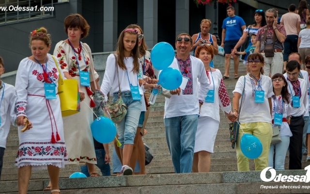 В День независимости одесситы создали вышиванковую цепь Фото № 1 В День независимости одесситы создали вышиванковую цепь Фото № 1