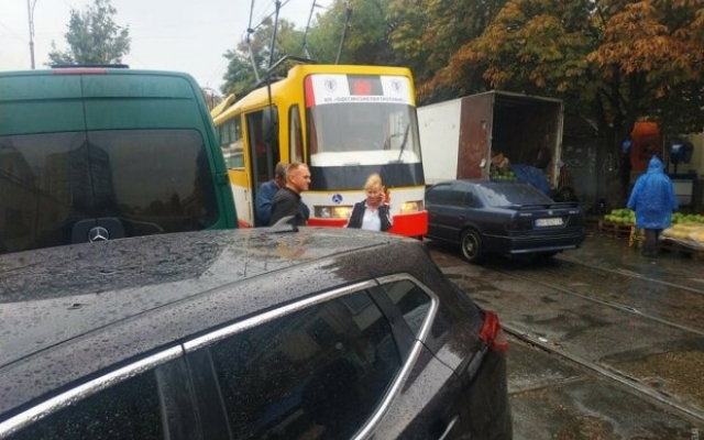 Автохамка заблокировала движение общественного транспорта Фото № 2 Автохамка заблокировала движение общественного транспорта Фото № 2