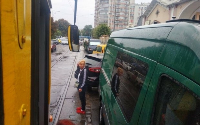 Автохамка заблокировала движение общественного транспорта Фото № 1 Автохамка заблокировала движение общественного транспорта Фото № 1
