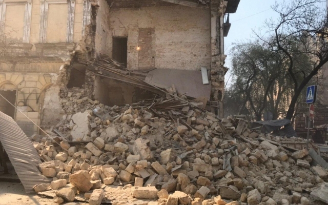 В Одессе обрушилась стена дома Фото № 2 В Одессе обрушилась стена дома Фото № 2