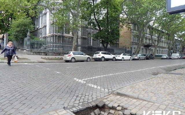 В Одессе провалилась тротуарная плитка Фото № 2 В Одессе провалилась тротуарная плитка Фото № 2