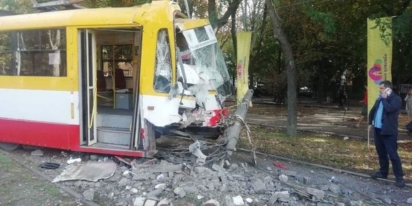 В Одессе очевидцы сняли момент столкновения трамвая со столбом Фото № 0 В Одессе очевидцы сняли момент столкновения трамвая со столбом Фото № 0