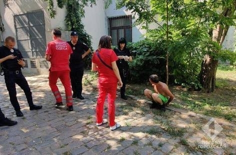 В центре Одессы наркоман бросал в прохожих камни Фото № 0 В центре Одессы наркоман бросал в прохожих камни Фото № 0