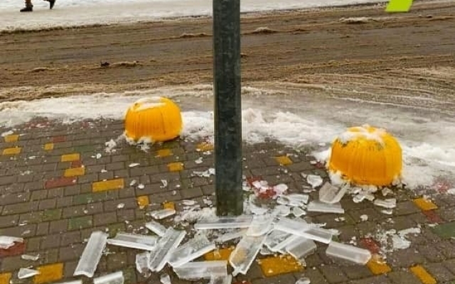 В Одессе с крыш на тротуары летят куски льда Фото № 0 В Одессе с крыш на тротуары летят куски льда Фото № 0