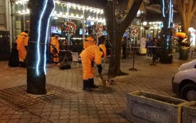 Бал окончен: в первое утро нового года коммунальщики убирали улицы Фото № 5 Бал окончен: в первое утро нового года коммунальщики убирали улицы Фото № 5