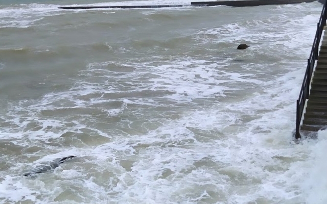 Одесские пляжи ушли под воду Фото № 3 Одесские пляжи ушли под воду Фото № 3