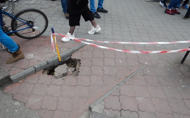 Провал грунта в центре города на пешеходном переходе Фото № 3 Провал грунта в центре города на пешеходном переходе Фото № 3
