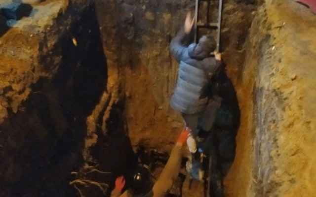 В Одессе парень попал в яму глубиной 4 метра Фото № 0 В Одессе парень попал в яму глубиной 4 метра Фото № 0