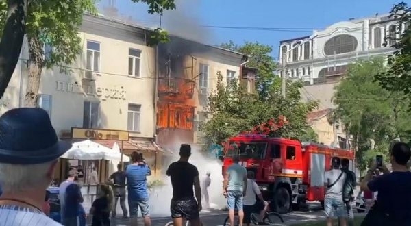 В Одессе горит жилой дом (обновлено) Фото № 0 В Одессе горит жилой дом (обновлено) Фото № 0