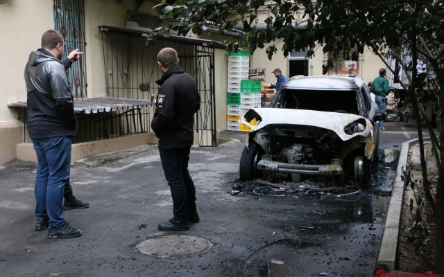 В Одессе ночью взорвался автомобиль Фото № 4 В Одессе ночью взорвался автомобиль Фото № 4