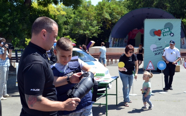 В честь своего Дня Нацполиция разрешила детям подержать оружие Фото № 4 В честь своего Дня Нацполиция разрешила детям подержать оружие Фото № 4