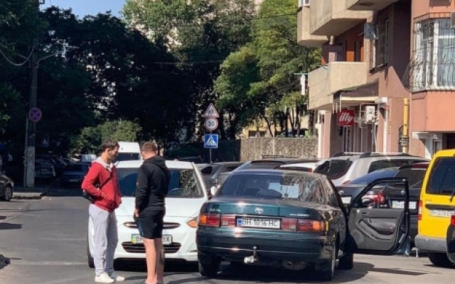 Вниманию водителей: в Одессе ДТП полностью заблокировало движение по улице Фото № 0 Вниманию водителей: в Одессе ДТП полностью заблокировало движение по улице Фото № 0
