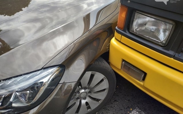 Одесский маршрутчик два раза подрезал Merceds (ФОТО) Фото № 1 Одесский маршрутчик два раза подрезал Merceds (ФОТО) Фото № 1