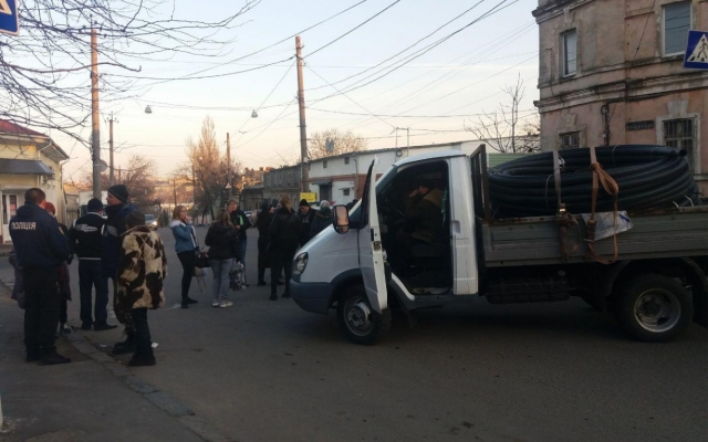 Жители одесской Слободки перекрыли дорогу, требуя электричества Фото № 5 Жители одесской Слободки перекрыли дорогу, требуя электричества Фото № 5