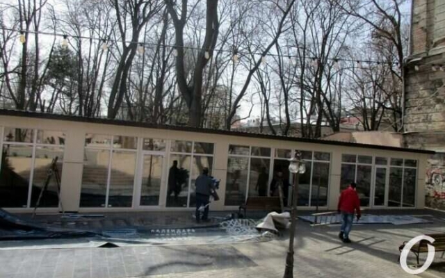 Карантин застройке не помеха: в Летнем театре построили длинное здание Фото № 0 Карантин застройке не помеха: в Летнем театре построили длинное здание Фото № 0