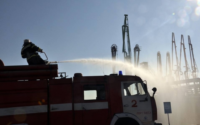 В Одесском морском порту ликвидировали нефтеразлив и тушили пожар Фото № 1 В Одесском морском порту ликвидировали нефтеразлив и тушили пожар Фото № 1