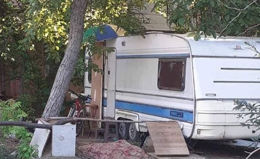 В одном из дворов на Французском бульваре появился трейлер, в котором живёт бездомный Фото № 0 В одном из дворов на Французском бульваре появился трейлер, в котором живёт бездомный Фото № 0