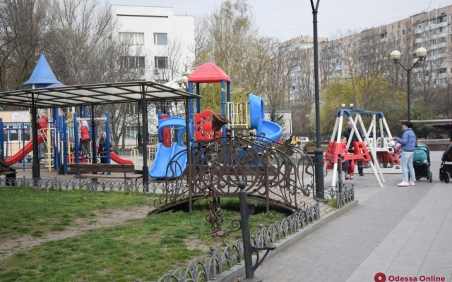 В Одессе начали закрывать детские и спортивные площадки Фото № 2 В Одессе начали закрывать детские и спортивные площадки Фото № 2