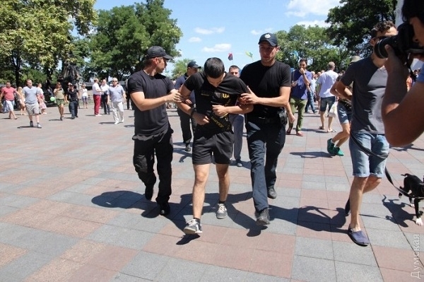 Надежду Савченко пытались забросать яйцами Фото № 1 Надежду Савченко пытались забросать яйцами Фото № 1