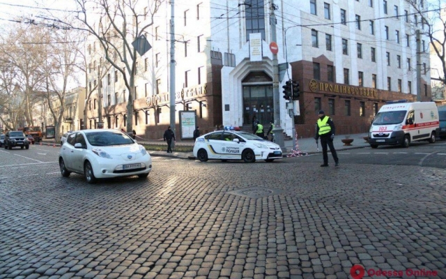 Пожарные тушат очаги тления в сгоревшем здании Фото № 4 Пожарные тушат очаги тления в сгоревшем здании Фото № 4