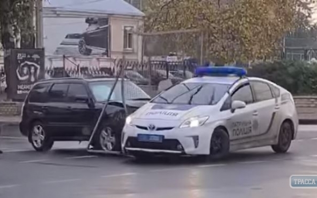 В Одессе водитель протаранил патрульную машину и устроил гонку на встречной полосе Фото № 0 В Одессе водитель протаранил патрульную машину и устроил гонку на встречной полосе Фото № 0