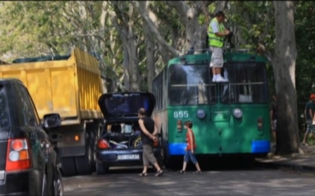 В Одессе легковушку зажало между самосвалом и троллейбусом Фото № 0 В Одессе легковушку зажало между самосвалом и троллейбусом Фото № 0