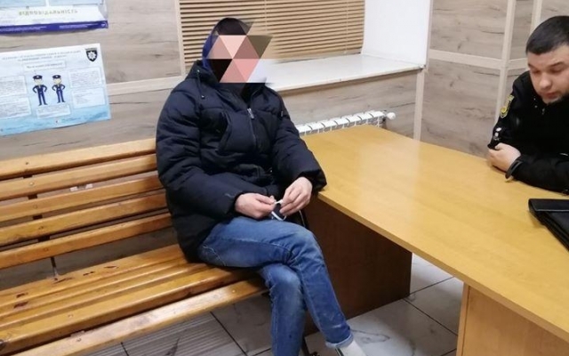 Пьяные подростки крушили новогодние скульптуры и пытались драться с работниками парка Фото № 1 Пьяные подростки крушили новогодние скульптуры и пытались драться с работниками парка Фото № 1