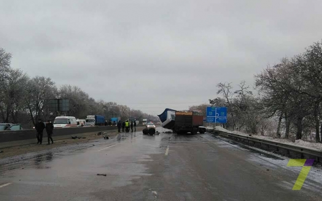 Жуткая авария возле Клеверного моста: перевернулся грузовик, есть пострадавшие Фото № 0 Жуткая авария возле Клеверного моста: перевернулся грузовик, есть пострадавшие Фото № 0