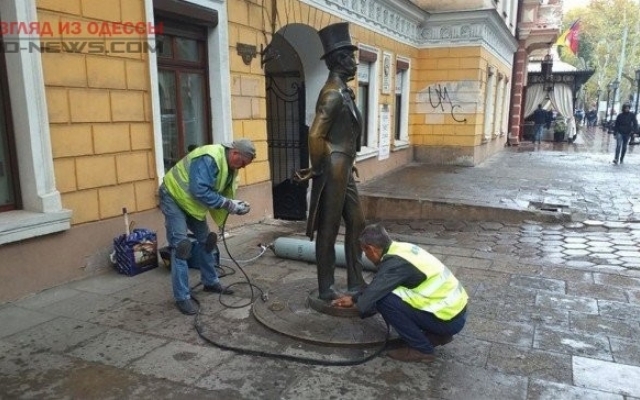 В Одессе укрепили памятник Пушкину Фото № 0 В Одессе укрепили памятник Пушкину Фото № 0