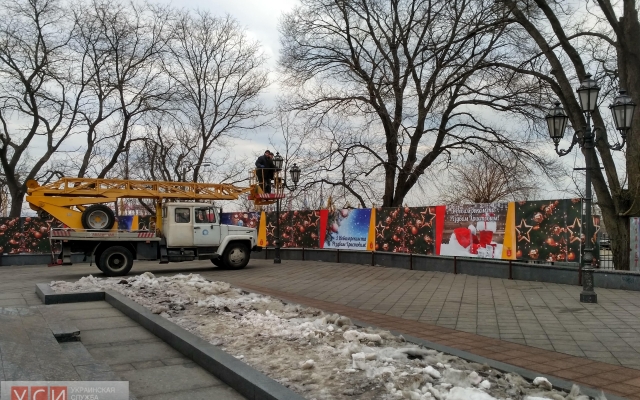 На Думской площади демонтировали главную елку Одессы Фото № 3 На Думской площади демонтировали главную елку Одессы Фото № 3