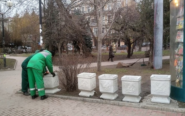 На Привокзальной площади установили 25 цветочных ваз (ФОТО) Фото № 3 На Привокзальной площади установили 25 цветочных ваз (ФОТО) Фото № 3