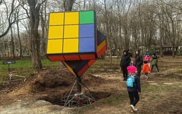 В одном из одесских парков появился огромный кубик Рубика Фото № 0 В одном из одесских парков появился огромный кубик Рубика Фото № 0
