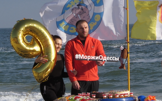 Любители зимнего купания отметили свой праздник на пляже Фото № 2 Любители зимнего купания отметили свой праздник на пляже Фото № 2