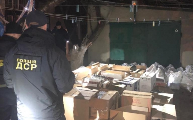 Во время обысков в Одесском регионе нашли сигареты, немаркированный алкоголь и поддельные акцизные марки Фото № 4 Во время обысков в Одесском регионе нашли сигареты, немаркированный алкоголь и поддельные акцизные марки Фото № 4