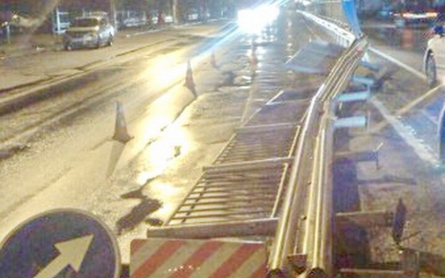 Возле железнодорожного вокзала неизвестный водитель снёс отбойник и скрылся с места ДТП Фото № 2 Возле железнодорожного вокзала неизвестный водитель снёс отбойник и скрылся с места ДТП Фото № 2
