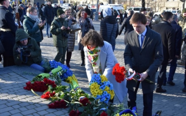 День Соборности начался с возложения цветов Фото № 3 День Соборности начался с возложения цветов Фото № 3