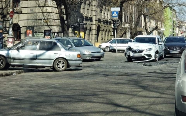 В центре Одессы произошло тройное ДТП Фото № 2 В центре Одессы произошло тройное ДТП Фото № 2