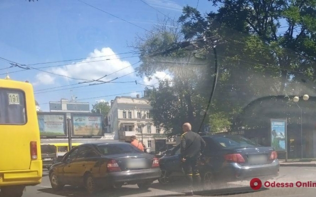 Внимание водителям: ДТП спровоцировало затор Фото № 0 Внимание водителям: ДТП спровоцировало затор Фото № 0