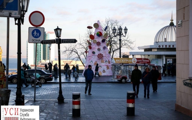 У одесского Дюка появилась елка с огромными сладостями Фото № 10 У одесского Дюка появилась елка с огромными сладостями Фото № 10