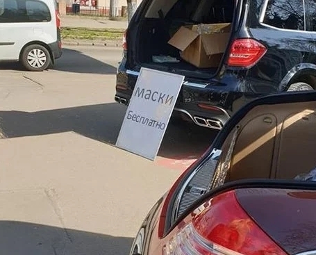 В Одессе бесплатные маски раздавали из Майбаха и Мерседеса Фото № 2 В Одессе бесплатные маски раздавали из Майбаха и Мерседеса Фото № 2