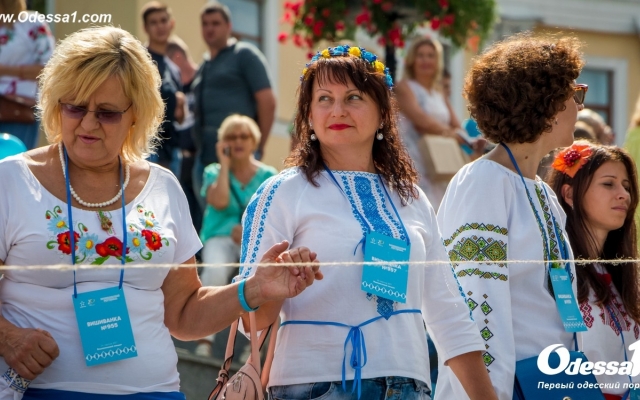 В День независимости одесситы создали вышиванковую цепь Фото № 3 В День независимости одесситы создали вышиванковую цепь Фото № 3