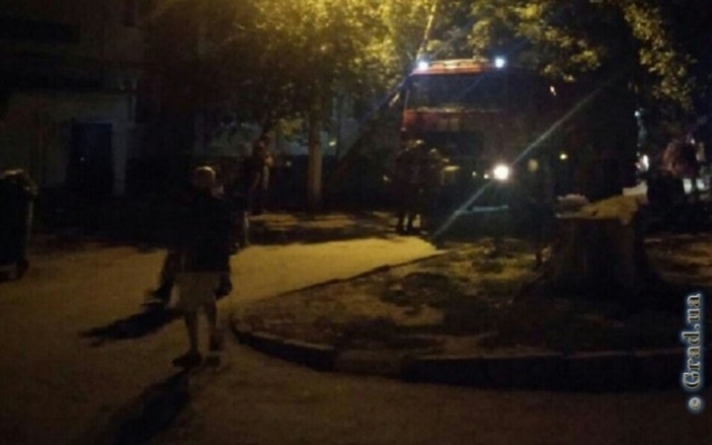 На Таирова ночной пожар в многоэтажке выгнал жильцов на улицу Фото № 0 На Таирова ночной пожар в многоэтажке выгнал жильцов на улицу Фото № 0