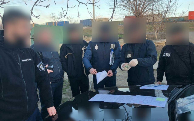 Прокуроры Одесской областной прокуратуры совместно в ГБР задержали таможенника Фото № 3 Прокуроры Одесской областной прокуратуры совместно в ГБР задержали таможенника Фото № 3