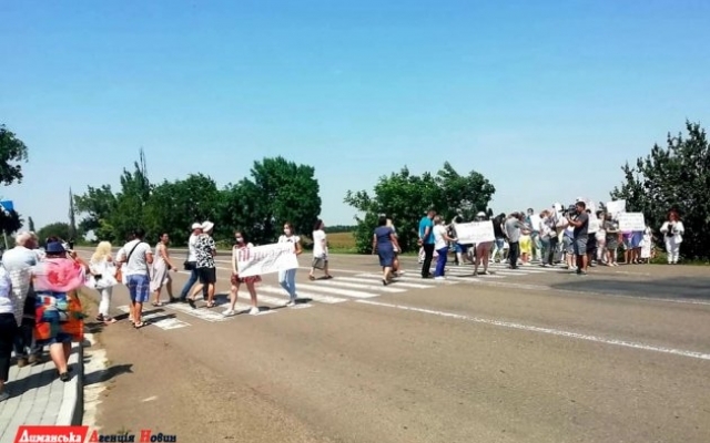 Жители Доброслава заблокировали дорогу Фото № 8 Жители Доброслава заблокировали дорогу Фото № 8