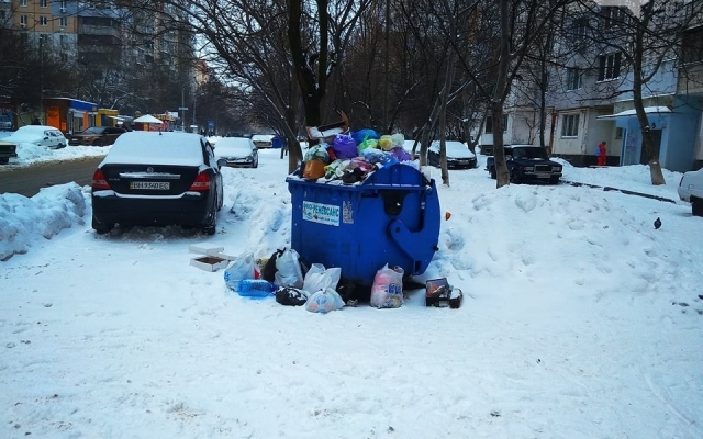 Неубранный в Одессе снег не позволяет вывезти мусор Фото № 0 Неубранный в Одессе снег не позволяет вывезти мусор Фото № 0