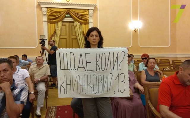Одесситка устроила одиночный молчаливый пикет в мэрии (ФОТО) Фото № 1 Одесситка устроила одиночный молчаливый пикет в мэрии (ФОТО) Фото № 1