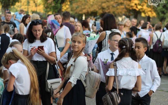 Как в Одессе проходили школьные линейки Фото № 4 Как в Одессе проходили школьные линейки Фото № 4