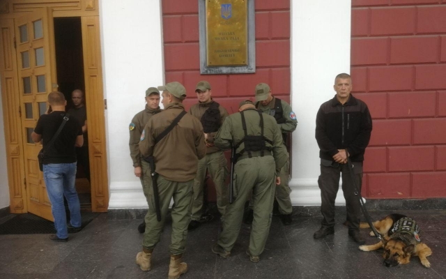 Одесситы митингуют под горсоветом Фото № 7 Одесситы митингуют под горсоветом Фото № 7