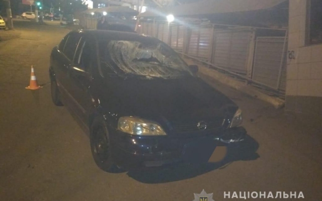 Полицейский на автомобиле снес шлагбаум и людей Фото № 0 Полицейский на автомобиле снес шлагбаум и людей Фото № 0